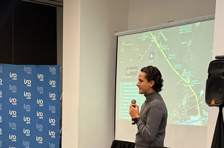 Mauricio Aguilar presentando un desarrollo inmobiliario ante público
